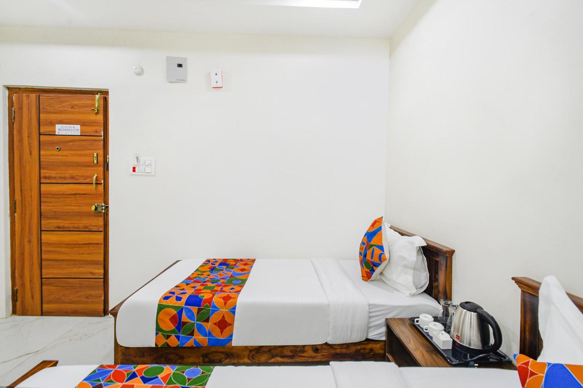 Fabhotel Ssr Ikon Suites - Nr Hyderabad Central University, Kondapur Exterior photo
